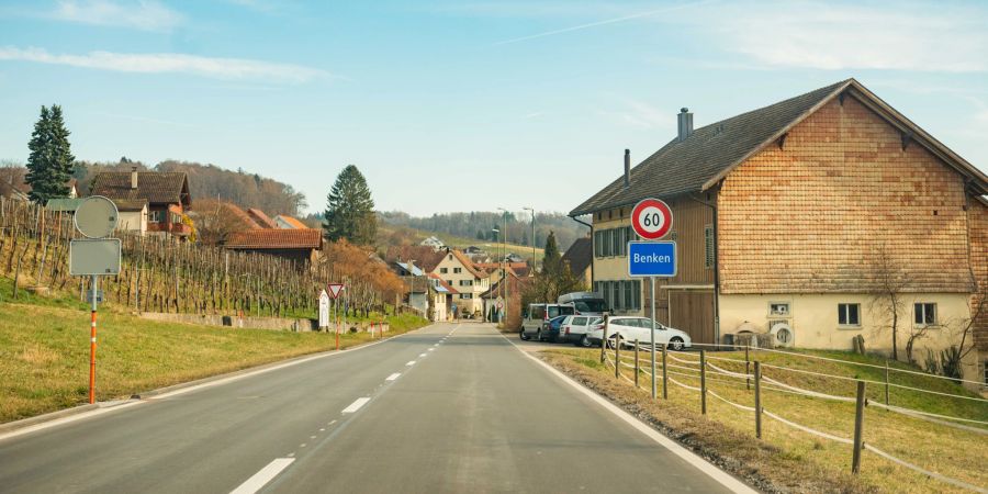 Die Einfahrtsstrasse nach Benken (ZH) im Bezirk Andelfingen.