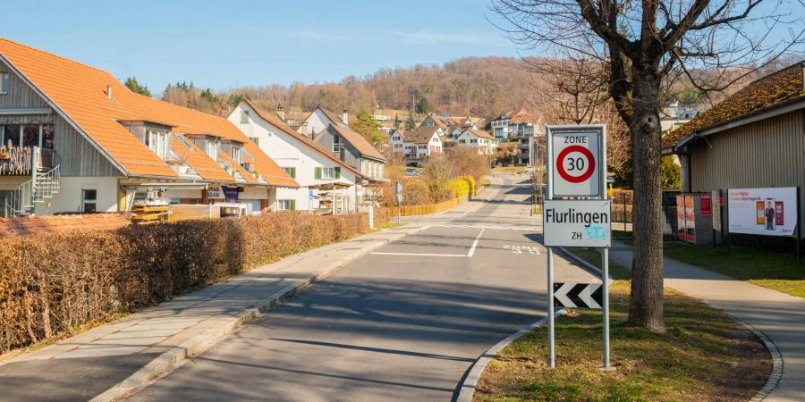 Die Einfahrtsstrasse nach Flurlingen im Zürcher Weinland.