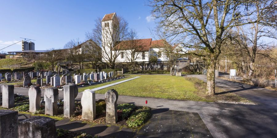 Der Friedhof und die reformierte Kirche Bözberg-Mönthal. Die Kirche Bözberg wurde im 11. Jahrhundert als Wegkreuzkirche gebaut.