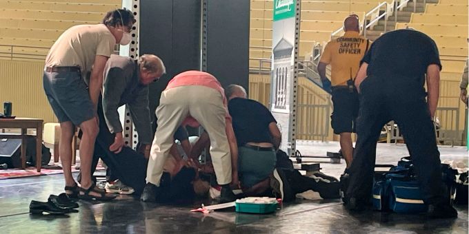 Täter gefasst - Autor Rushdie bei Messerangriff am Hals verletzt