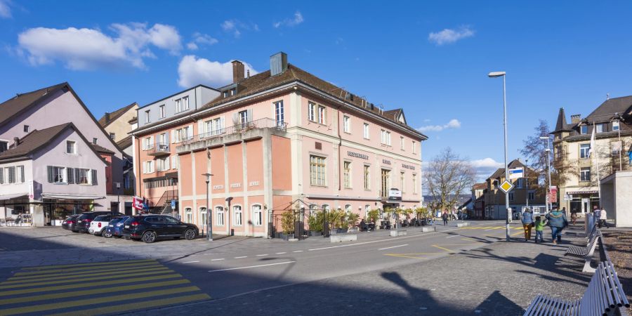 Das Rote Haus befindet sich an der Hauptstrasse 7 in Brugg, am Rande des Eisiplatzes.