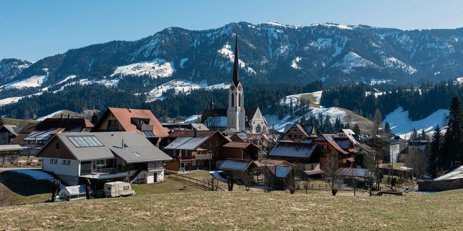 Blick auf Escholzmatt und die katholische Kirche.