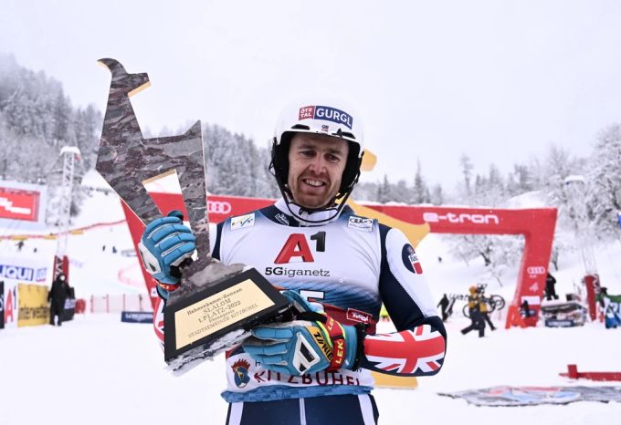 Dave Ryding mit der Trophäe von seinem Sieg in Kitzbühel (Ö). Dave Ryding