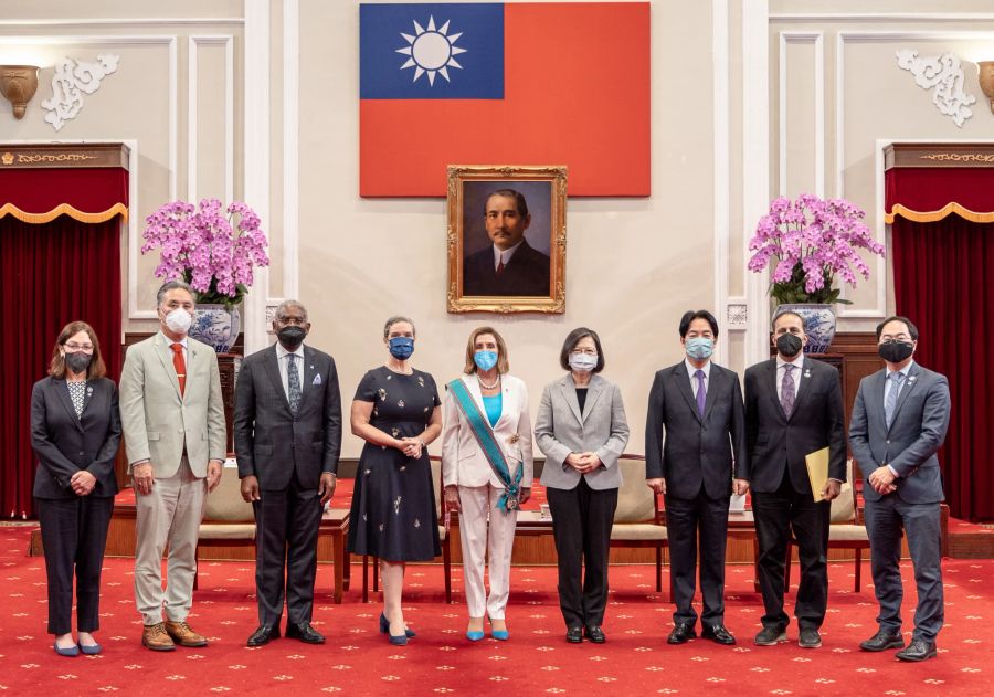 Pelosi traf sich mit der taiwanesischen Präsidentin. Ein vom taiwanesischen Präsidialamt zur Verfügung gestelltes Foto zeigt die taiwanesische Präsidentin Tsai Ing-wen (vierte von rechts) un