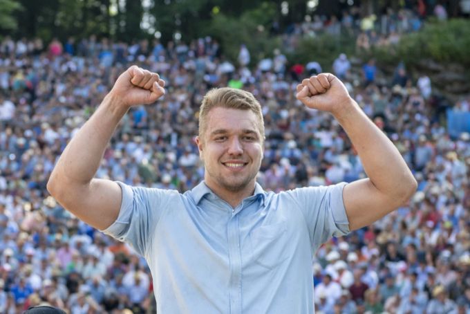 Schwingen liegt ihm: Adrian Walther jubelt nach seinem Triumph am Brünig Schwinget. walther schwingen