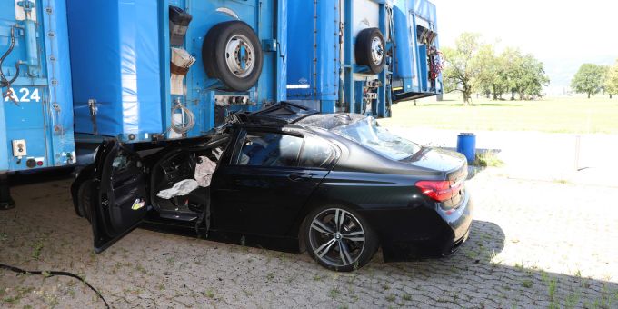 Lenker kollidiert mit parkierten Anhänger Verkehrsunfall in Bilten