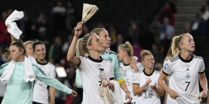 Fünf deutsche Spielerinnen wurden von der UEFA in die besten Elf Spielerinnen der EM gewählt. em elf