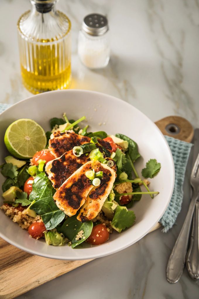 Der Grill-Klassiker: Statt Halloumi für den sommerlichen Salat einfach nackt auf den Grill zu packen, können die Käsescheiben zuvor mit einer scharf gewürzten Mayonnaise bestrichen werden. Die sorgt für mehr Pep. Salat Halloumi Grillkäse Quinoa Tomate