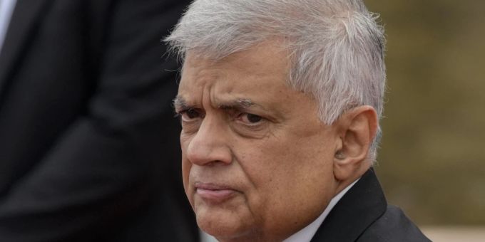 Ranil Wickremesinghe, Präsident von Sri Lanka, inspiziert eine militärische Ehrengarde bei seiner Ankunft am Parlamentsgebäude. Foto: Eranga Jayawardena/AP/dpa Ranil Wickremesinghe, Präsident von Sri Lanka, inspiziert eine militärische Ehrengarde bei seiner Ankunft am Parlamentsgebäude. Foto: Eranga Jayawardena/AP/dpa