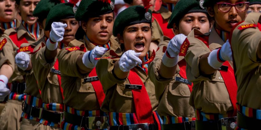 Kadetten des Nationalen Kadettenkorps (NCC) marschieren im indisch kontrollierten Kaschmir während einer Generalprobe für die Parade zum Unabhängigkeitstag.