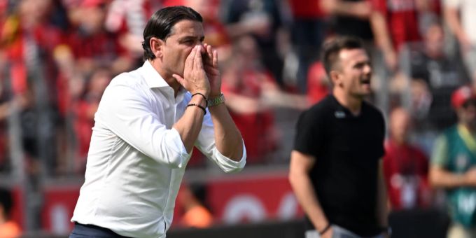 Gerardo Seoane gibt seiner Mannschaft Anweisungen im Spiel gegen Augsburg. Gerardo Seoane