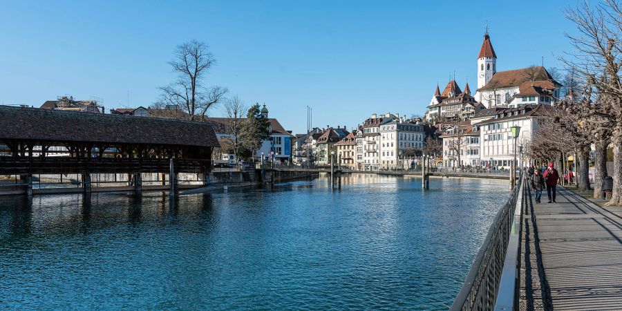 Die Aare in Thun in Blickrichtung Schloss Thun, die Stadtkirche und links die Holzbrücke über die Obere Schleuse.