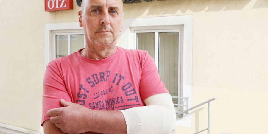 Peter Hagen, Reporter, steht mit verbundenem Arm vor der Kamera. Während eines Festes auf dem Marktplatz von Bad Lobenstein hatte der Bürgermeister der Kleinstadt eine Auseinandersetzung mit dem Journalisten.