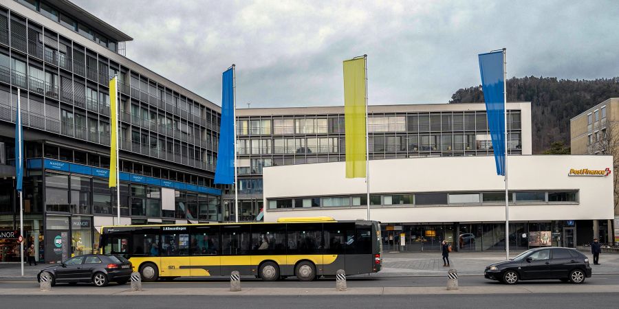 Ein Bus der STI auf dem Bahnhofplatz in Thun vor dem Gebäude der PostFinance. Links das Gebäude von Manor.