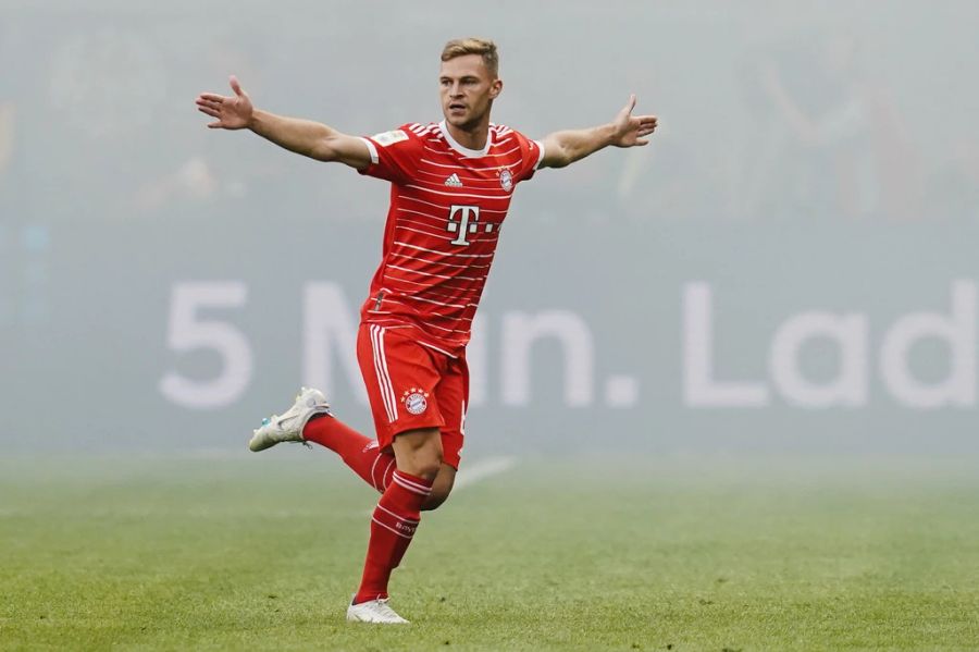 Joshua Kimmich jubelt schon nach fünf Minuten – im dichten Nebel.