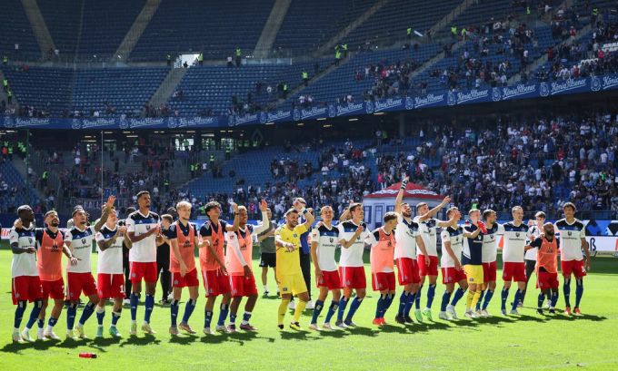 Die Spieler des HSV jubeln mit den Fans. hsv