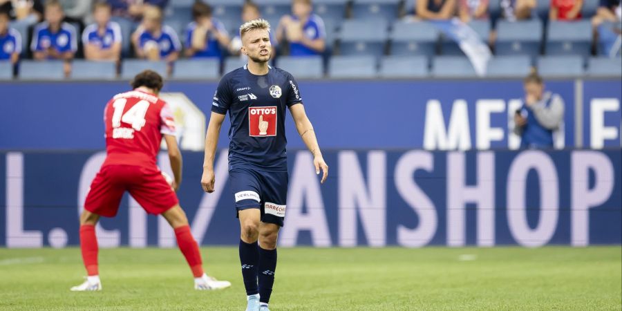 Martin Frydek kassiert in der 42. Minute die gelb-rote Karte.