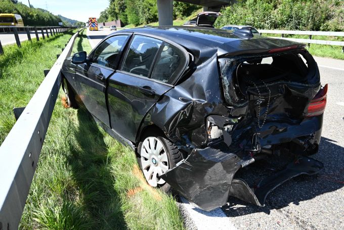 An den Autos entstand ein Sachschaden An den Autos entstand Sachschaden