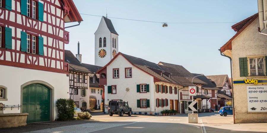 Das Ortszentrum der Gemeinde Ossingen im Zürcher Weinland.