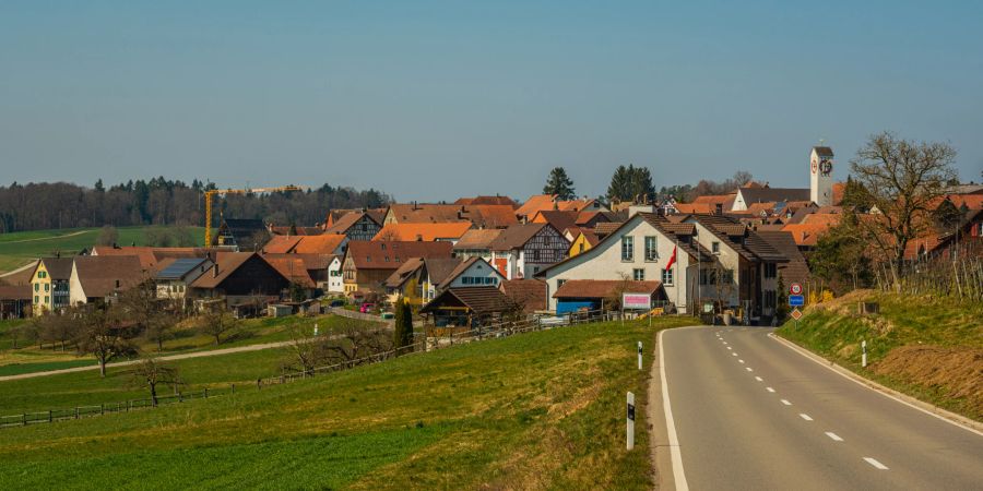 Die Ortseinfahrt der Gemeinde Truttikon im Zürcher Weinland.