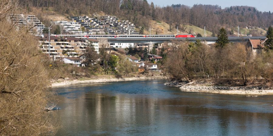 Die Eisenbahnbrücke führt die Bözberglinie über die Aare nach Brugg.