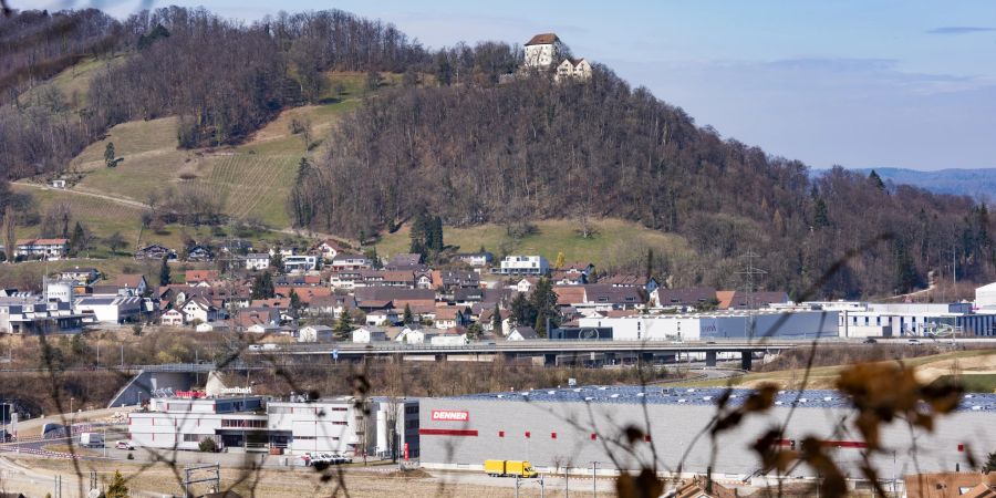 Blick auf das Dorf Mägenwil, die Autobahn und Industrie. Im Hintergrund das Schloss Brunegg.