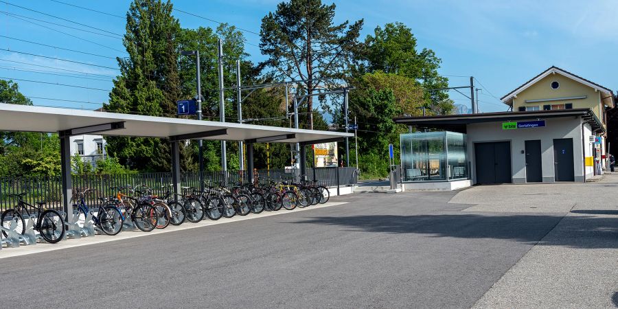 Der BLS Bahnhof Gerlafingen mit Fahrradunterstand.