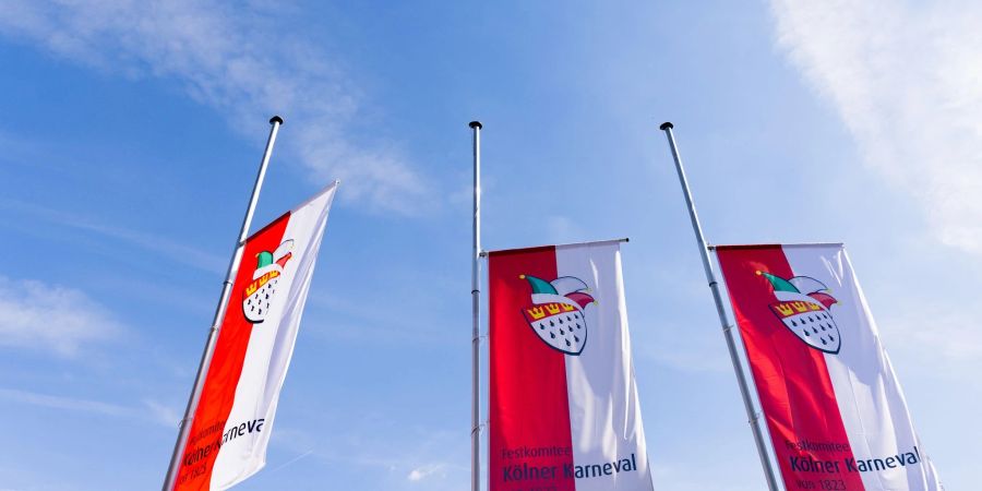 Fahnen des Festkomitees Kölner Karneval wehen in den Tagen nach dem Flugzeugabsturz  vor dem Karnevalsmuseum auf Halbmast.
