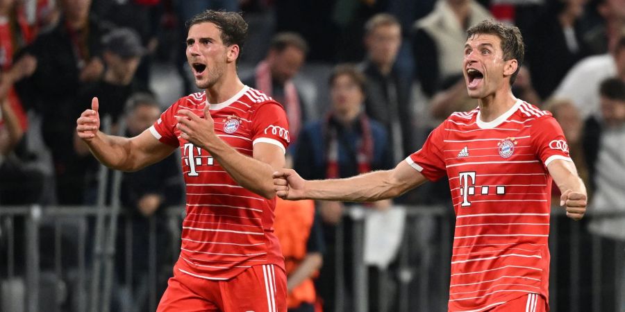 Leon Goretzka, (l) und Thomas Müller jubeln nach dem Bayern-Sieg gegen den FC Barcelona.