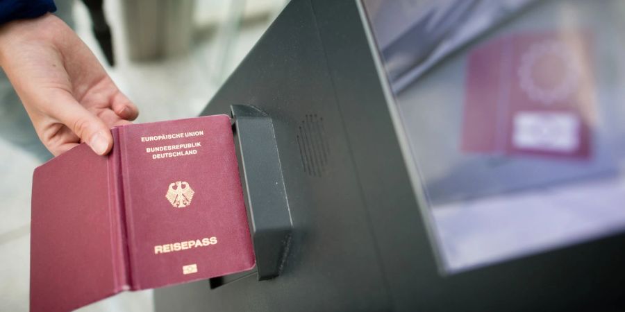 Das Lesegerät eines EasyPass-Systems zur teilautomatisierten Grenzkontrolle am Flughafen in München.