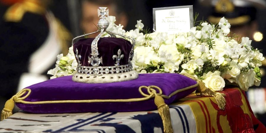 2002 wurde die Königinmutter Elizabeth nach ihrem Tod in London aufgebahrt und auch ihre Krone lag auf ihrem Sarg.