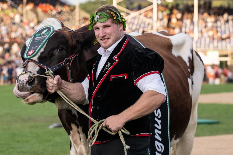 Joel Wicki mit seinem Siegertier Magnus beim Festakt am Eidgenössischen Schwing- und Älplerfest (ESAF).