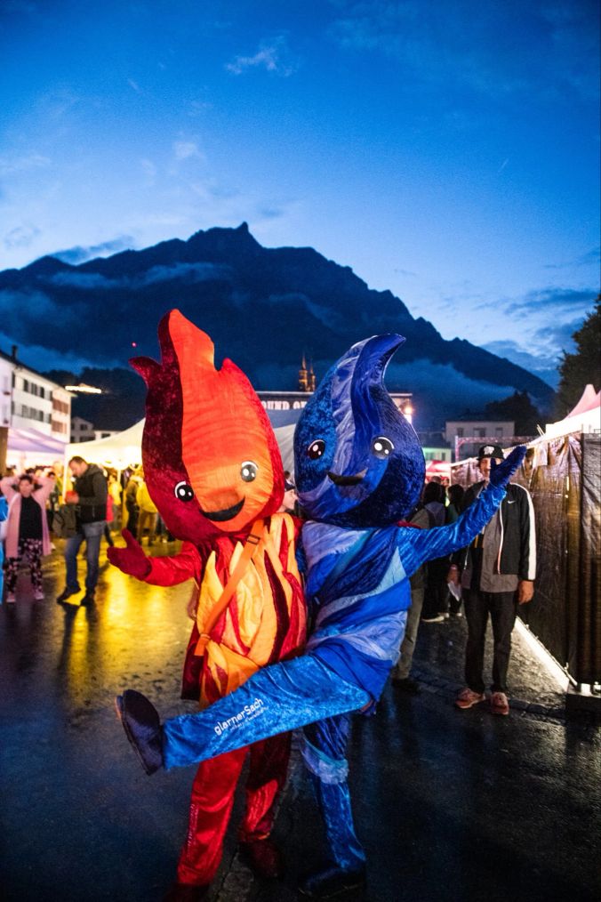 Die Maskottchen der glarnerSach verbreiten gute Stimmung