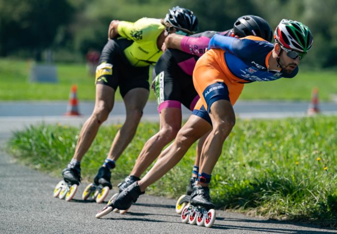 Männer fahren Inlineskates