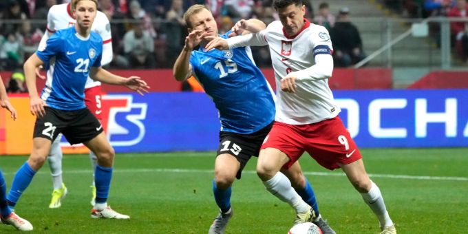 Robert Lewandowski (r) hat mit Polen den Playoff-Final erreicht. Sichern sie sch das Ticket für die EM 2024? Robert Lewandowski Thomas Häberli