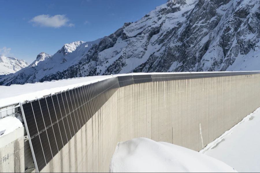 Überdies brauche es Anlagen auf Infrastrukturen wie Lärmschutzwänden oder Parkplatzüberdachungen sowie alpine Grossanlagen. (Symbolbild)