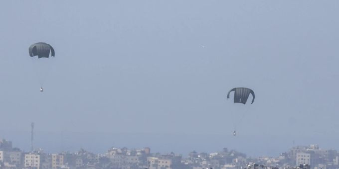 Versorgung mit Hilfsgütern aus der Luft: Fallschirme gehen über dem nördlichen Gazastreifen nieder. Versorgung mit Hilfsgütern aus der Luft: Fallschirme gehen über dem nördlichen Gazastreifen nieder.
