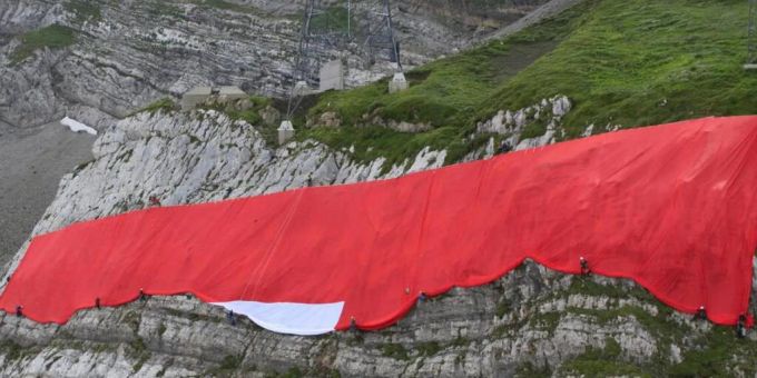 Die grösste Schweizerfahne wird in diesem Jahr an der Nordwand des Säntis nicht ausgerollt. Der Grund ist das unbeständige Wetter. Die grösste Schweizerfahne wird in diesem Jahr an der Nordwand des Säntis nicht ausgerollt. Der Grund ist das unbeständige Wetter.