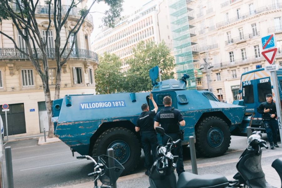 Die Polizei ist mit Grossaufgeboten im Einsatz.