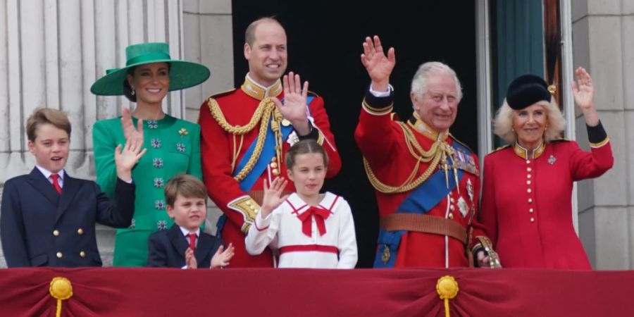 Prinz George (l-r), Prinzessin Kate, Prinz Louis, Prinz William, Prinzessin Charlotte, König Charles III. und Königin Camilla auf dem Balkon des Buckingham-Palastes.