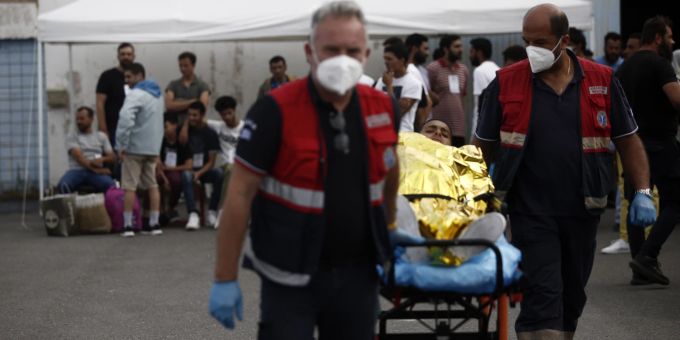 Sanitäter des griechischen Rettungsdienstes (EKAV) bringen einen Migranten in ihre Ambulanz, in Kalamata, Griechenland, 16. Juni 2023. Griechenland Migranten