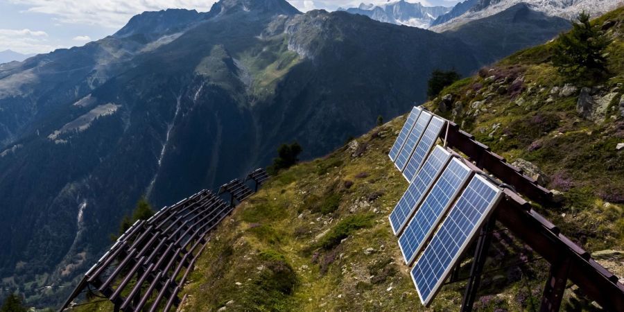 Photovoltaik-Paneele produzieren erneuerbare Energie und tragen zur Energieversorgung der Schweiz bei.