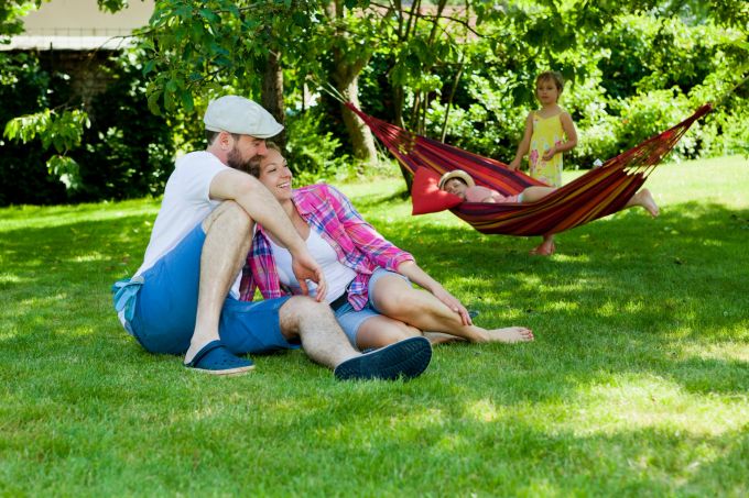 Zwischen 11 und 15 Uhr ist es besonders empfehlenswert, im Schatten zu bleiben. Krebsliga Sonnenschutz