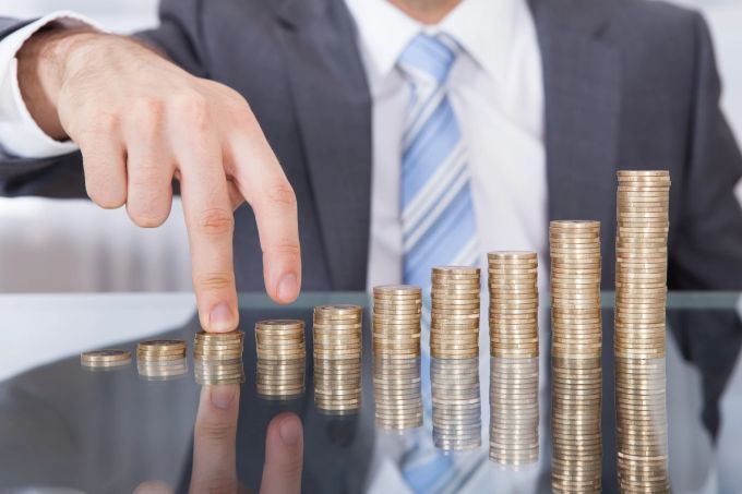 Immer mehr jüngere Menschen reden über ihre Finanzen in der Öffentlichkeit. Lohn Finanzen Menschen