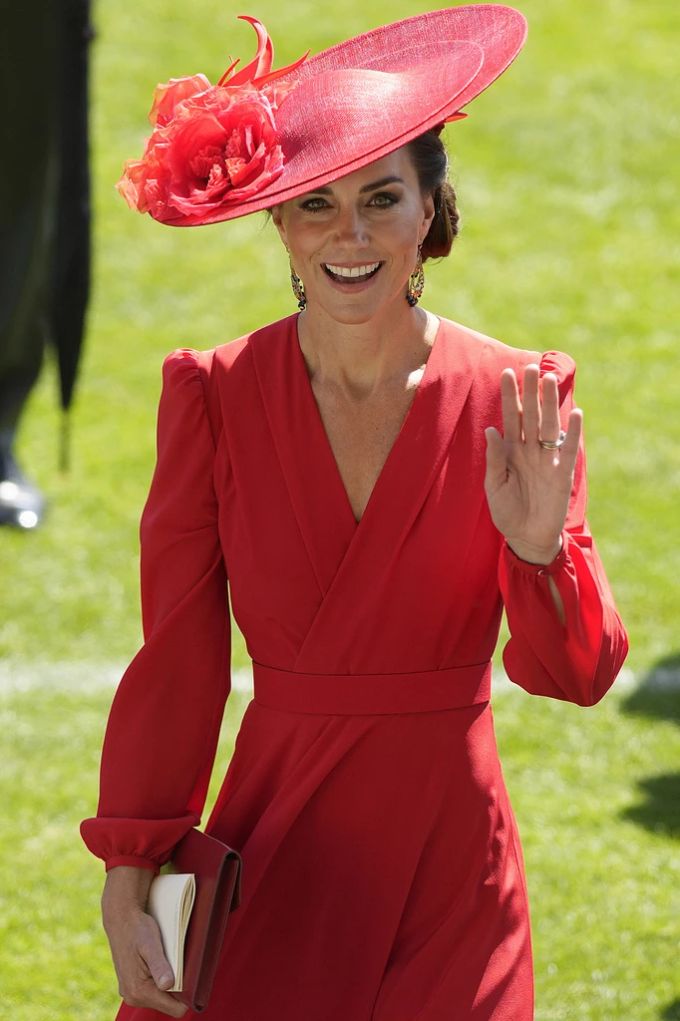 Prinzessin Kate sorgt für Aufsehen mit ihrem knallroten Outfit auf einem Pferderennen. prinzessin Kate Aufsehen