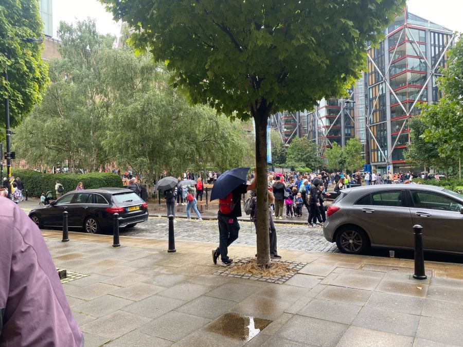 Die Besucher stranden vor dem Museum.