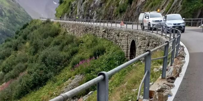 Sustenpassstrasse nach Steinschlag vorsorglich gesperrt. Steinschlag auf Sustenpassstrasse
