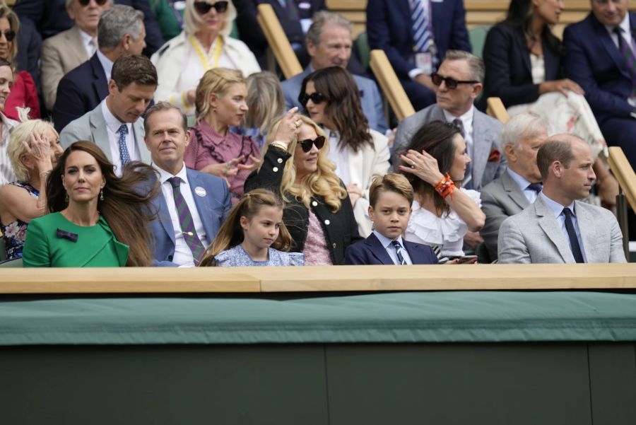 Prinzessin Kate mit ihren Kindern und Prinz William in der vordersten Reihe.