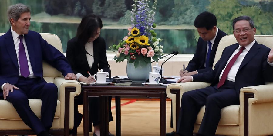 Treffen in Peking: der US-Klimabeauftragte John Kerry und der chinesische Ministerpräsident Li Qiang. Foto: Florence Lo/Reuters Pool via AP/dpa