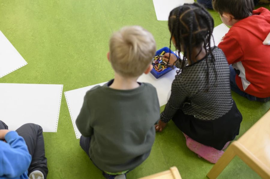 Schlechtere Reinigungen sind laut einem Lehrer vor allem bei kleinen Kindern problematisch – ihr Unterricht findet oft am Boden statt. (Archivbild)